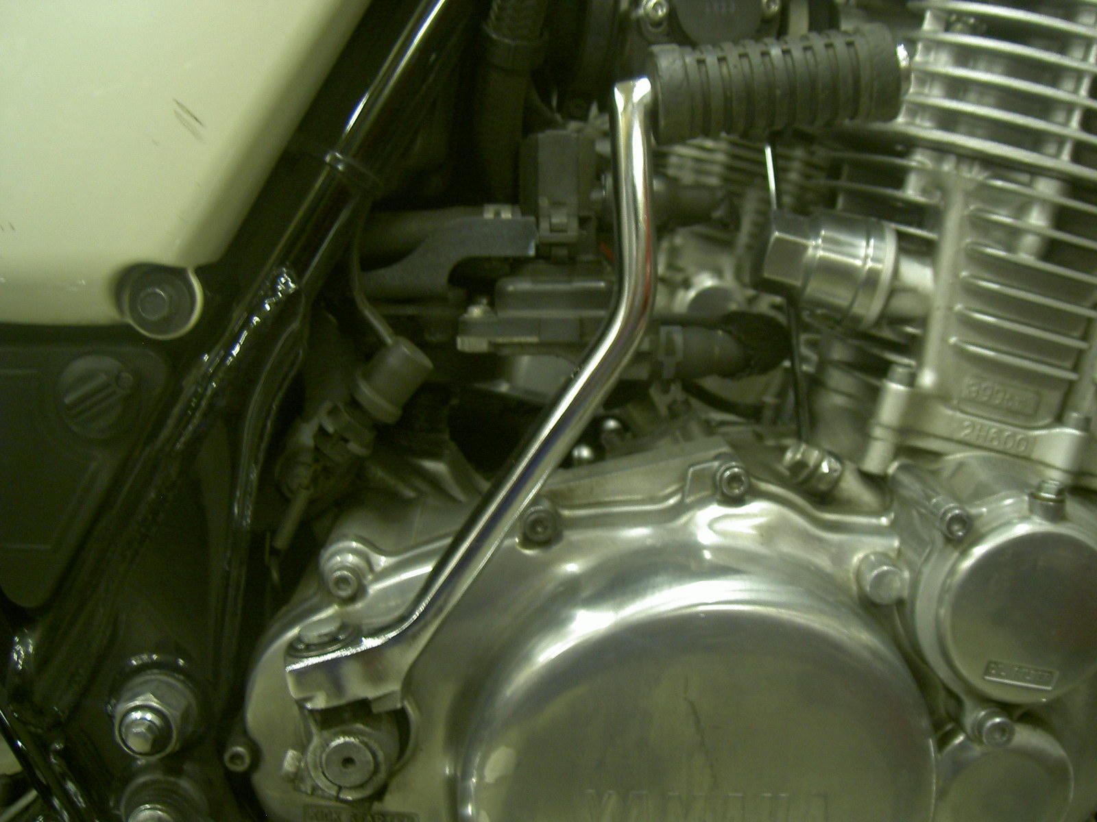 新型SR400FI車のキックペダル: ジュノーモーターサイクルの 新型SR400FI車のキックペダル: ジュノーモーターサイクルの